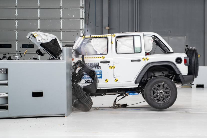 jeep-wrangler-2026-exterior-iihs-01