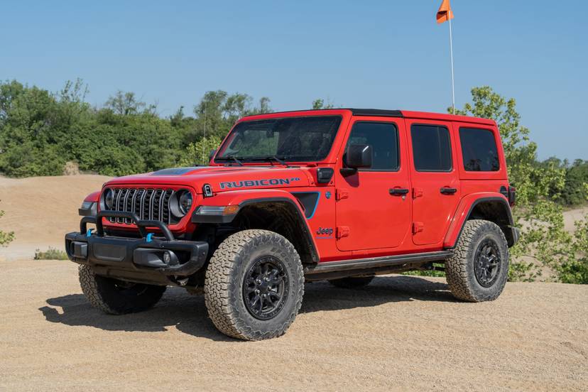 jeep-wrangler-20th-anniversary-rubicon-4xe-2023-14-exterior-front-angle
