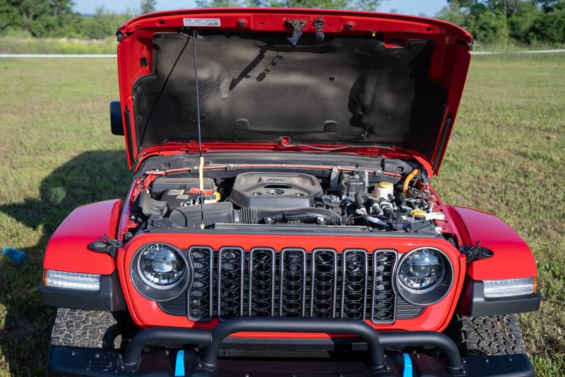 jeep-wrangler-20th-anniversary-rubicon-4xe-2023-28-interior-engine