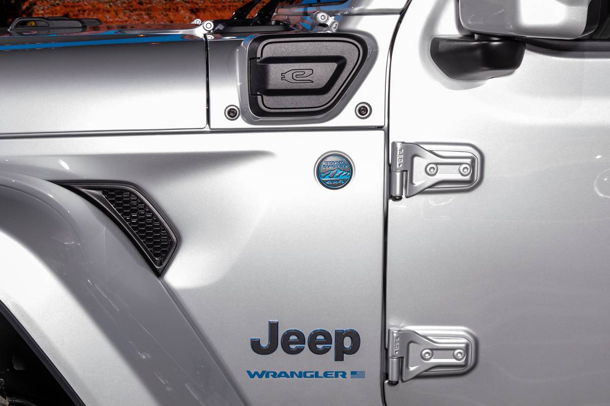 jeep wrangler 4xe 2024 04 exterior profile charge port badge jpg