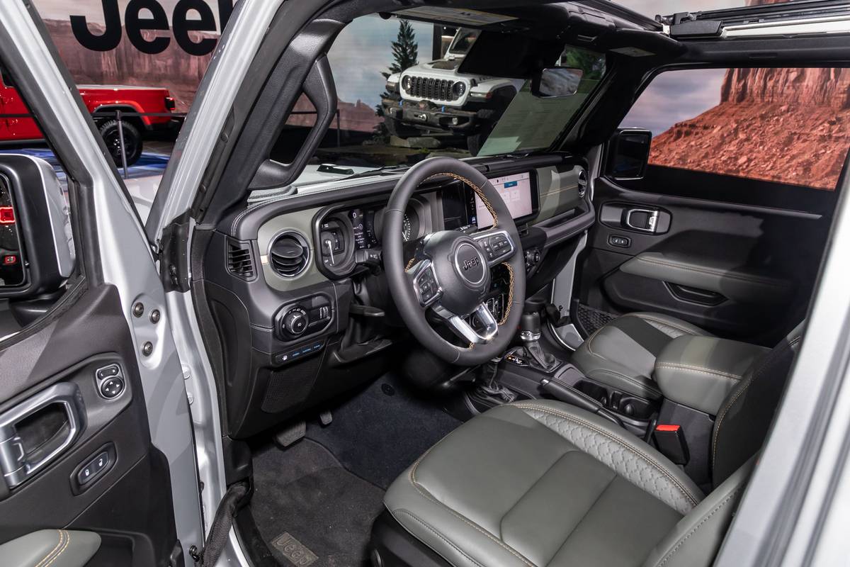 jeep wrangler 4xe 2024 09 interior front row jpg