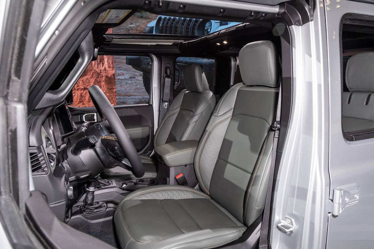 jeep wrangler 4xe 2024 11 interior front row jpg