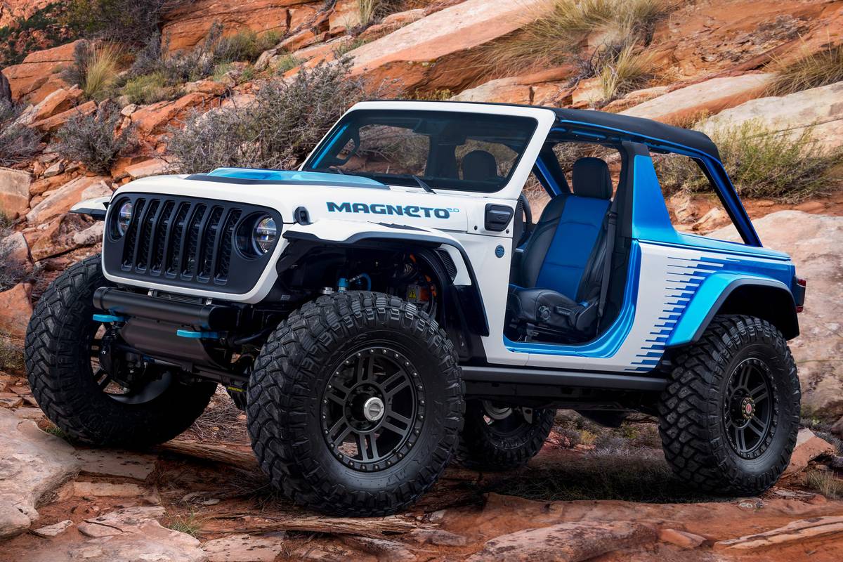jeep-wrangler-magneto-2-0-concept-cm022_007jp-blue-exterior-front-angle-white