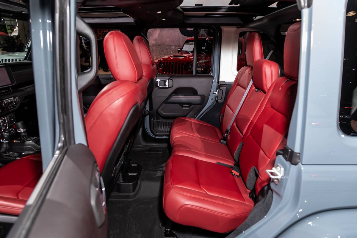 jeep wrangler rubicon 392 2024 38 interior  jpg