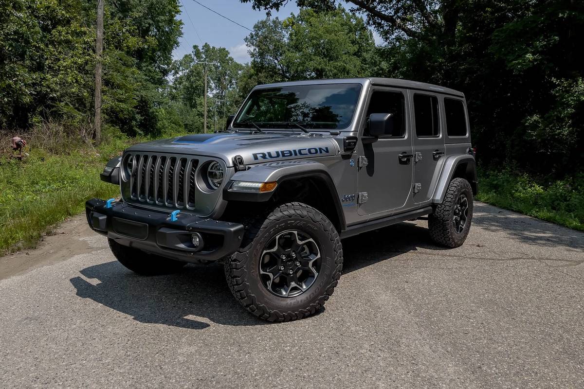 jeep-wrangler-rubicon-4xe-2021-01---angle--exterior--front--silver.jpg