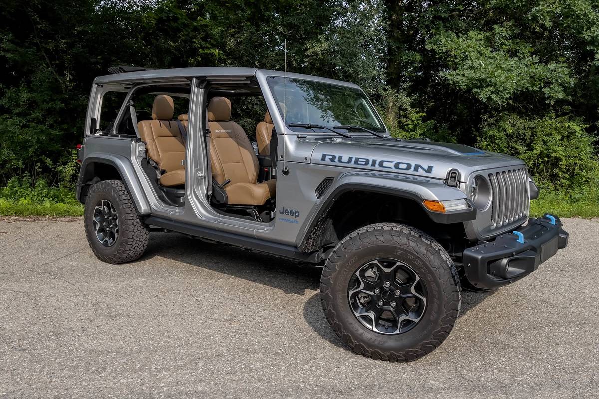 jeep-wrangler-rubicon-4xe-2021-04---angle--doors-off--exterior--front--silver.jpg