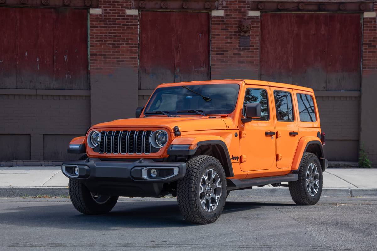 jeep wrangler sahara 2025 01 exterior front angle scaled jpg