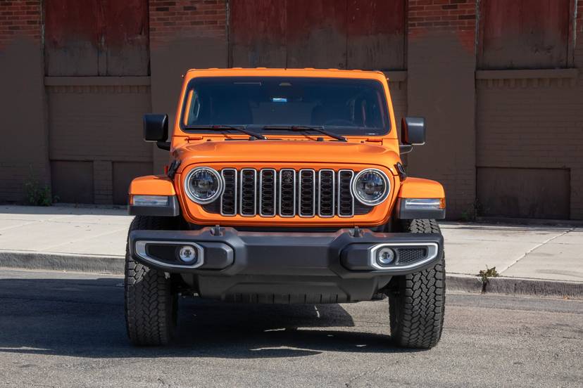 jeep-wrangler-sahara-2025-02-exterior-front