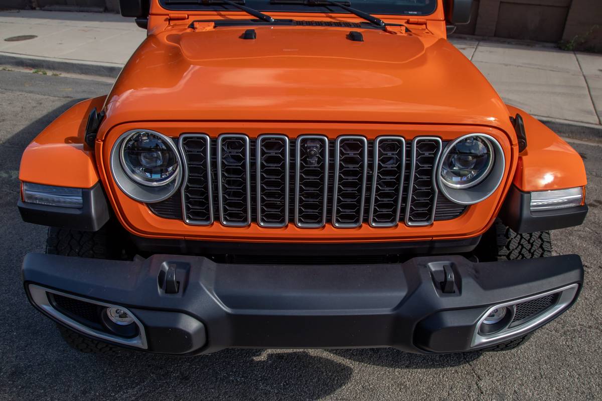 jeep wrangler sahara 2025 03 exterior front scaled jpg