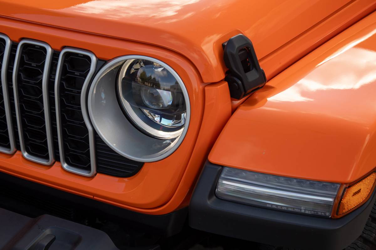 jeep wrangler sahara 2025 04 exterior headlight scaled jpg