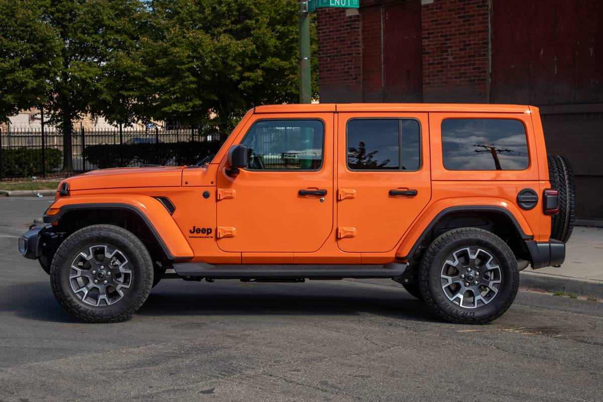 jeep wrangler sahara 2025 06 exterior profile scaled jpg