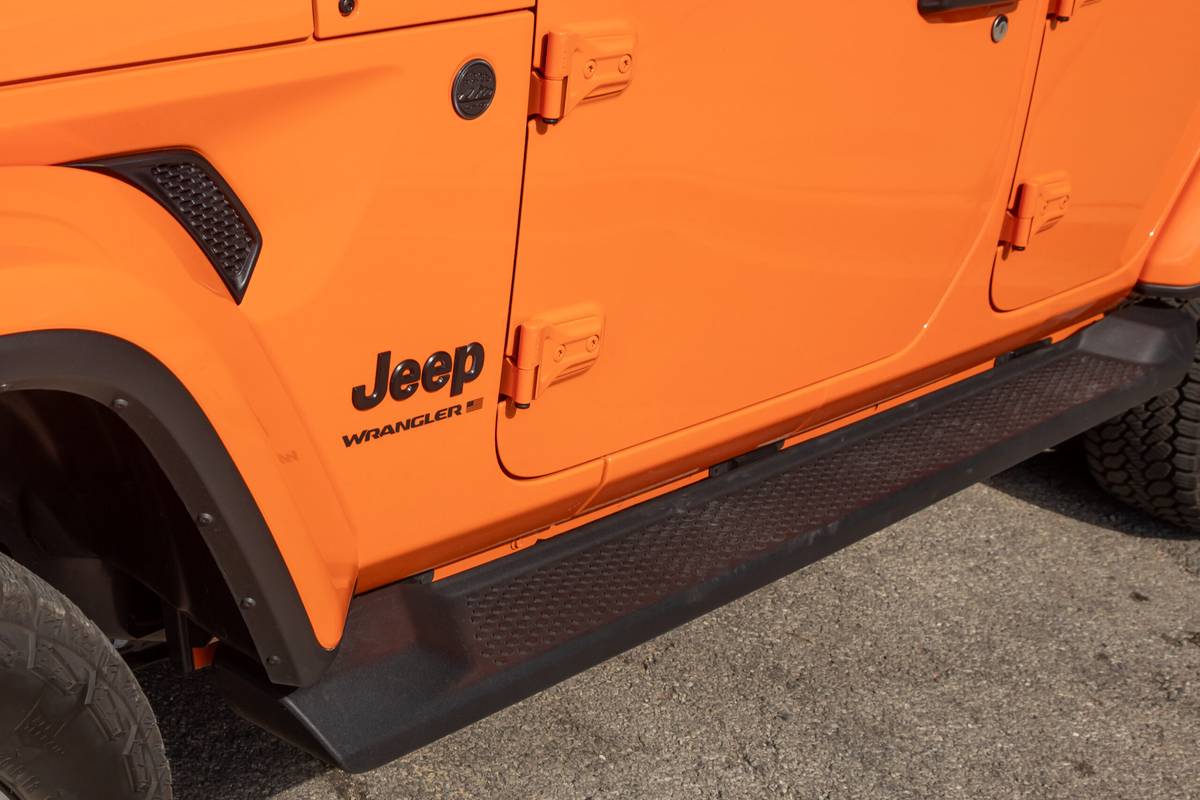 jeep wrangler sahara 2025 07 exterior profile running board scaled jpg