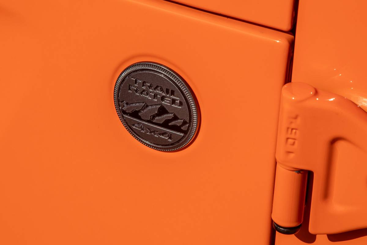 jeep wrangler sahara 2025 08 exterior profile badge scaled jpg