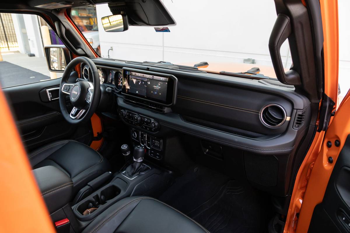 jeep wrangler sahara 2025 21 interior front row scaled jpg
