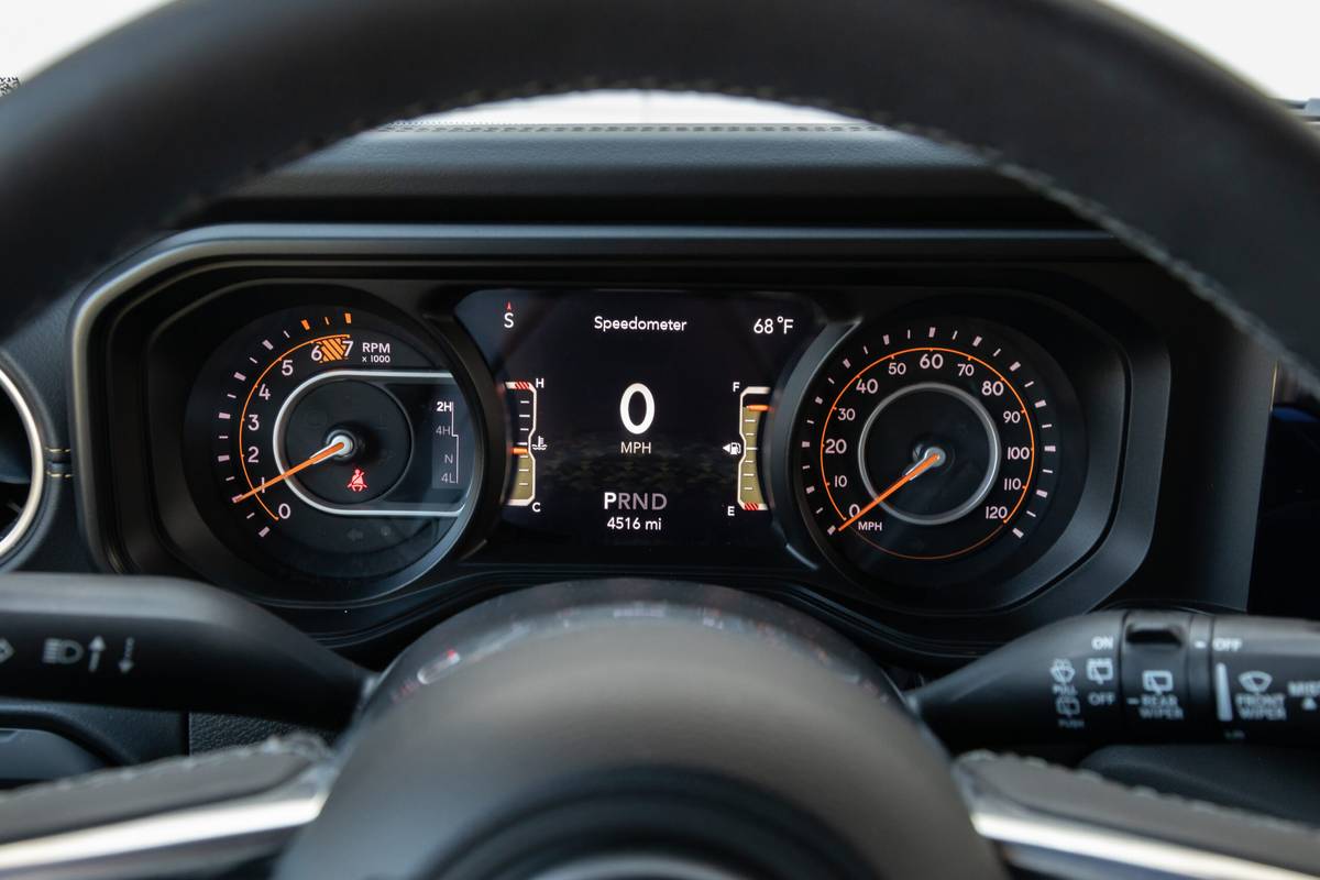 jeep wrangler sahara 2025 24 interior instrument panel scaled jpg