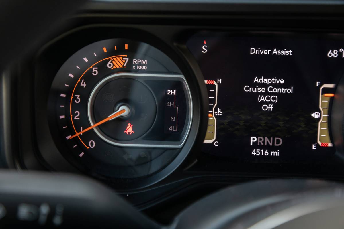 jeep wrangler sahara 2025 25 interior instrument panel scaled jpg