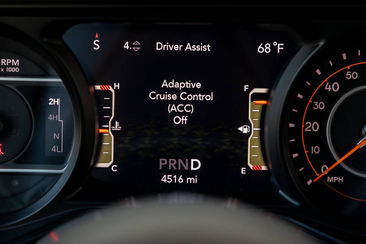 jeep wrangler sahara 2025 27 interior instrument panel scaled jpg