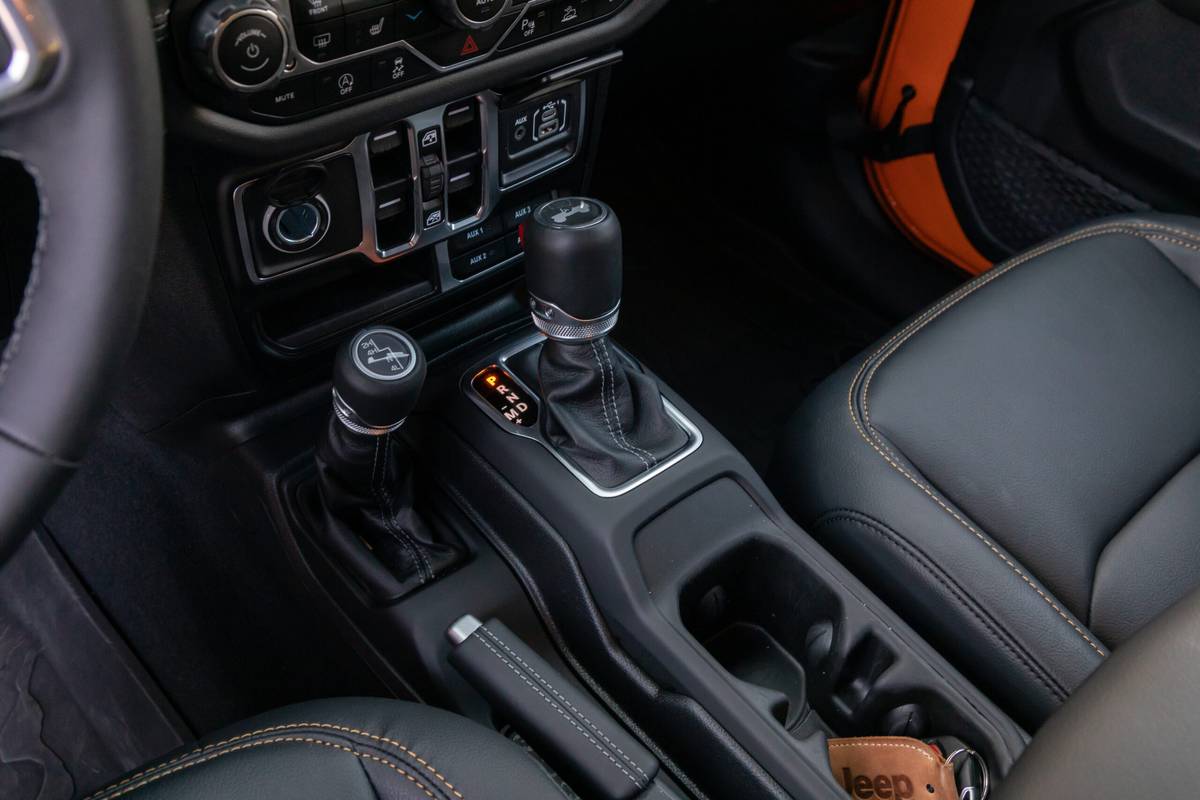 jeep wrangler sahara 2025 29 interior gearshift scaled jpg