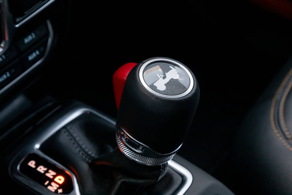 jeep wrangler sahara 2025 30 interior gearshift scaled jpg