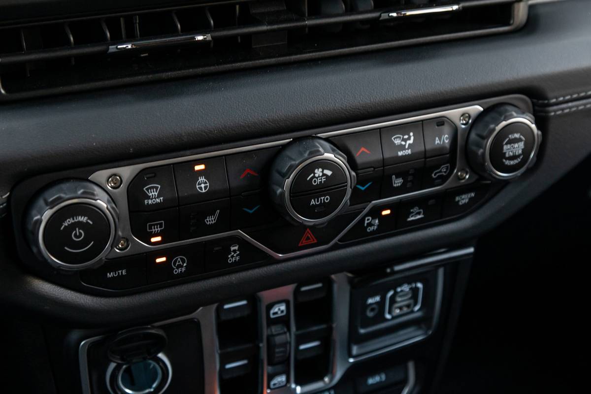 jeep wrangler sahara 2025 31 interior climate control scaled jpg