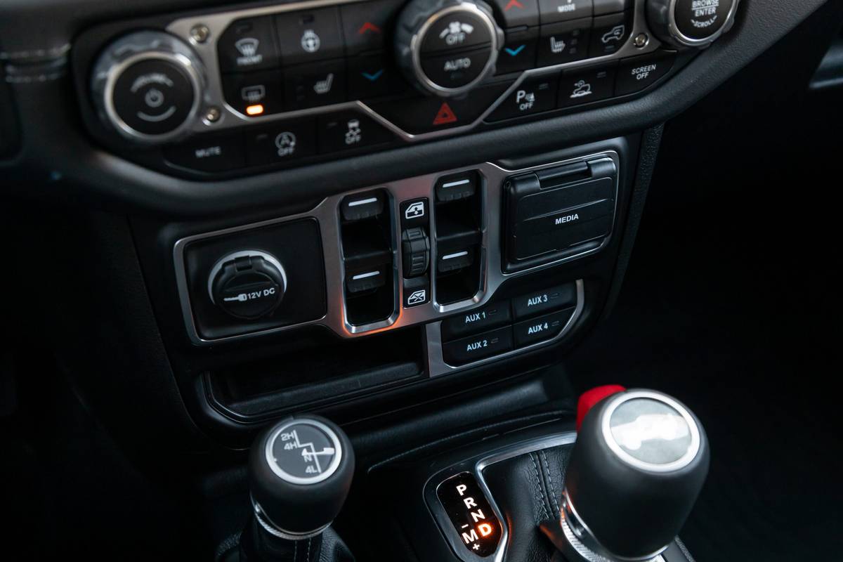 jeep wrangler sahara 2025 32 interior dashboard controls scaled jpg