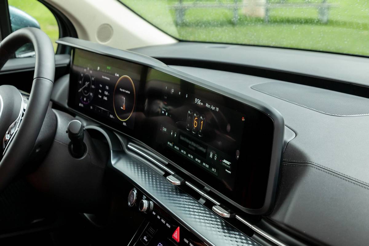 kia carnival sx prestige 2022 20 angle front row interior retouched jpg