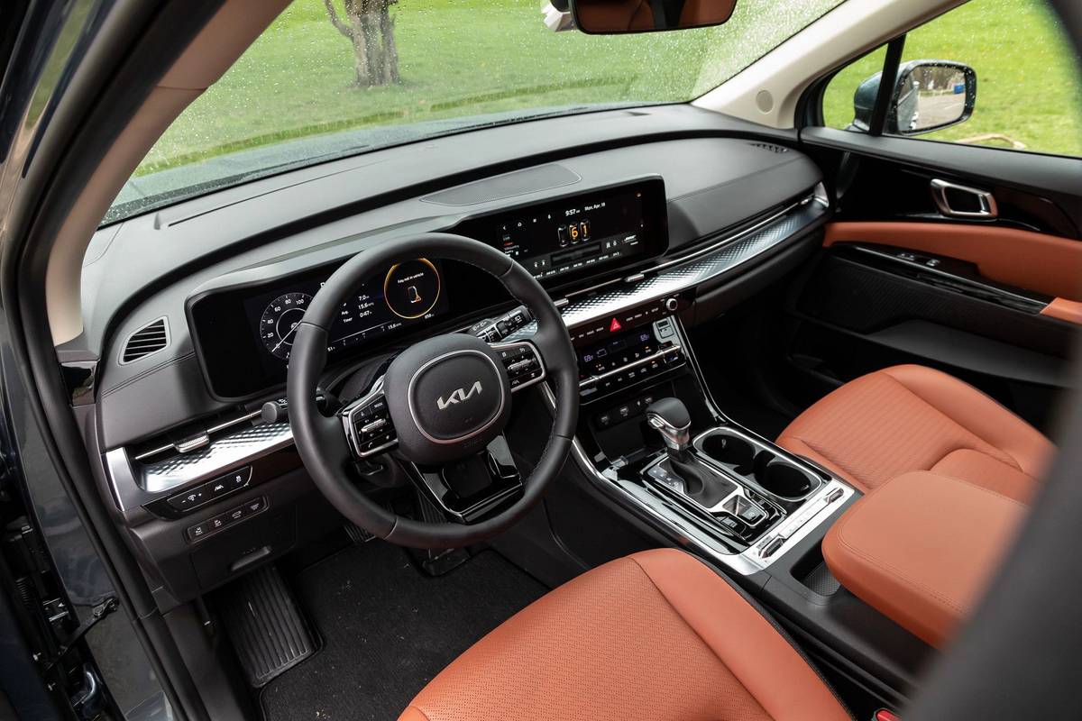 kia carnival sx prestige 2022 21 angle front row interior retouched jpg