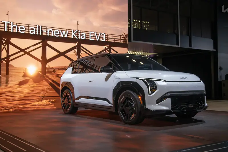 kia-ev3-gt-line-2027-01-exterior-front-angle