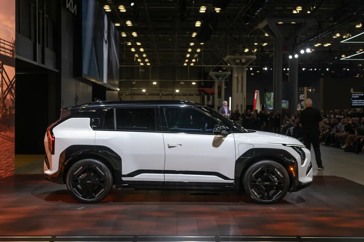 kia ev3 gt line 2027 06 exterior profile jpg