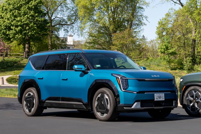 kia-ev9-2024-58-exterior-front-angle