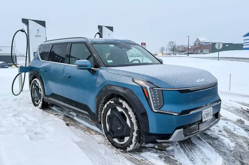 kia-ev9-land-2024-01-exterior-front-angle-charging