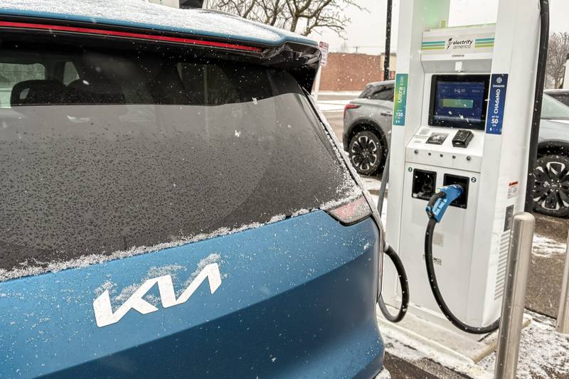 kia-ev9-land-2024-04-exterior-rear-angle-charging