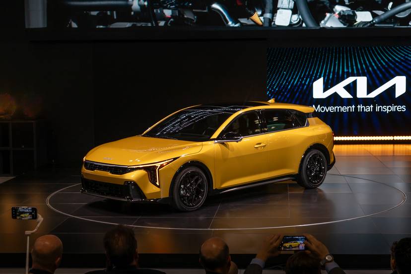 kia-k4-hatchback-2026-02-exterior-front-angle