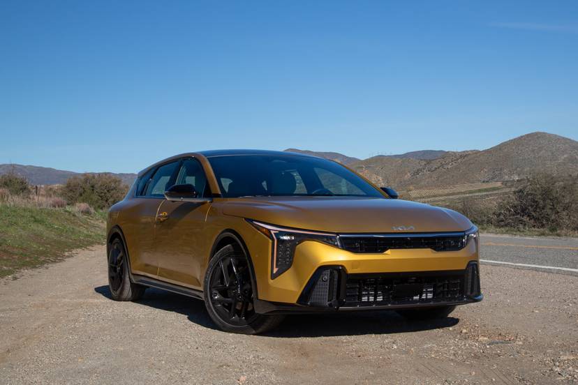 kia-k4-hatchback-gt-line-2026-01-exterior-front-angle