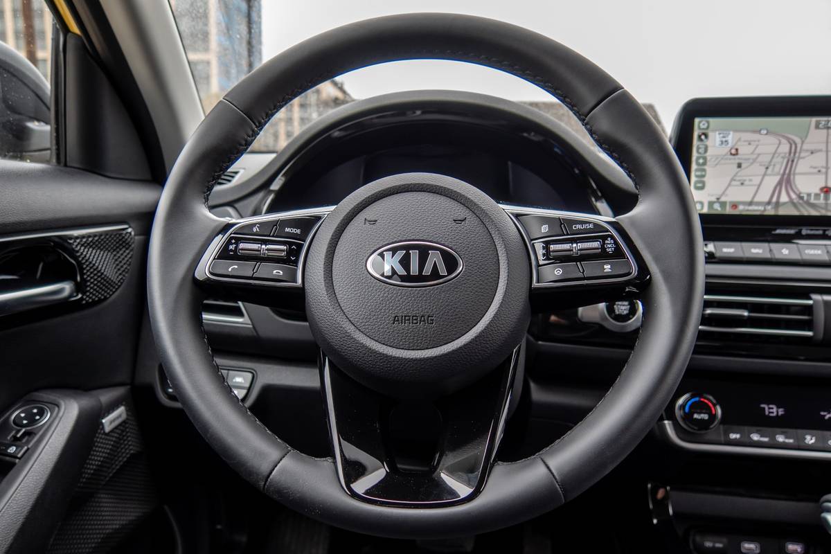 kia-seltos-2021-26-badge--front-row--interior--steering-wheel.jpg