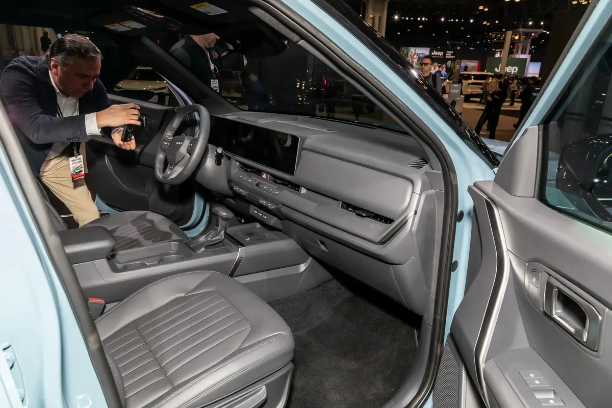 kia seltos 2027 22 interior front row jpg