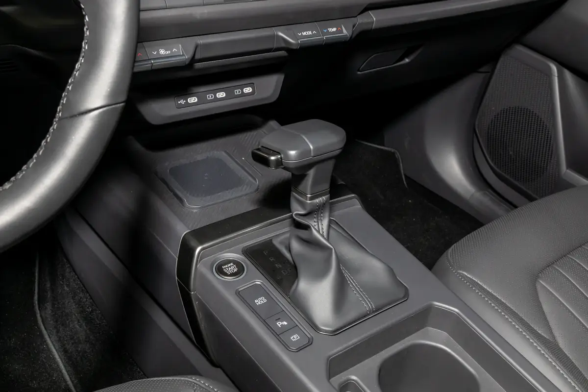 kia seltos 2027 24 interior gearshift jpg