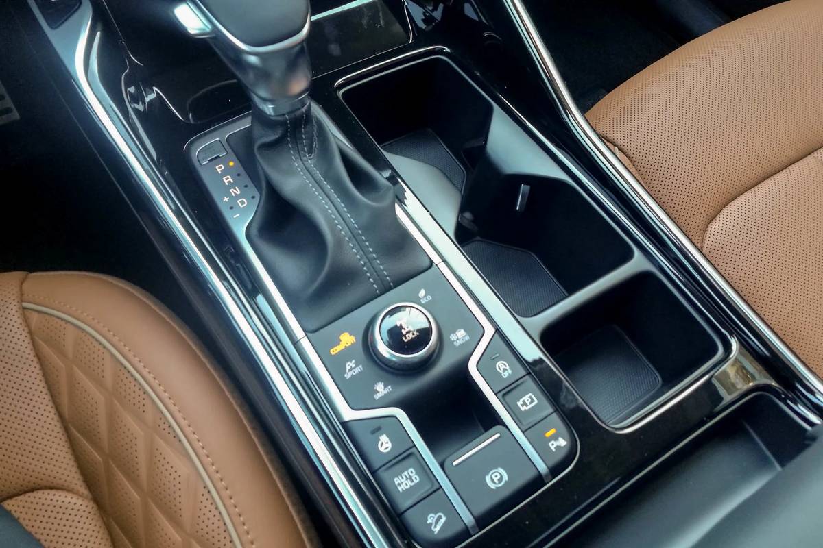 kia sorento 2021 07 center console  controls  cupholders  front row  gearshift  interior jpg