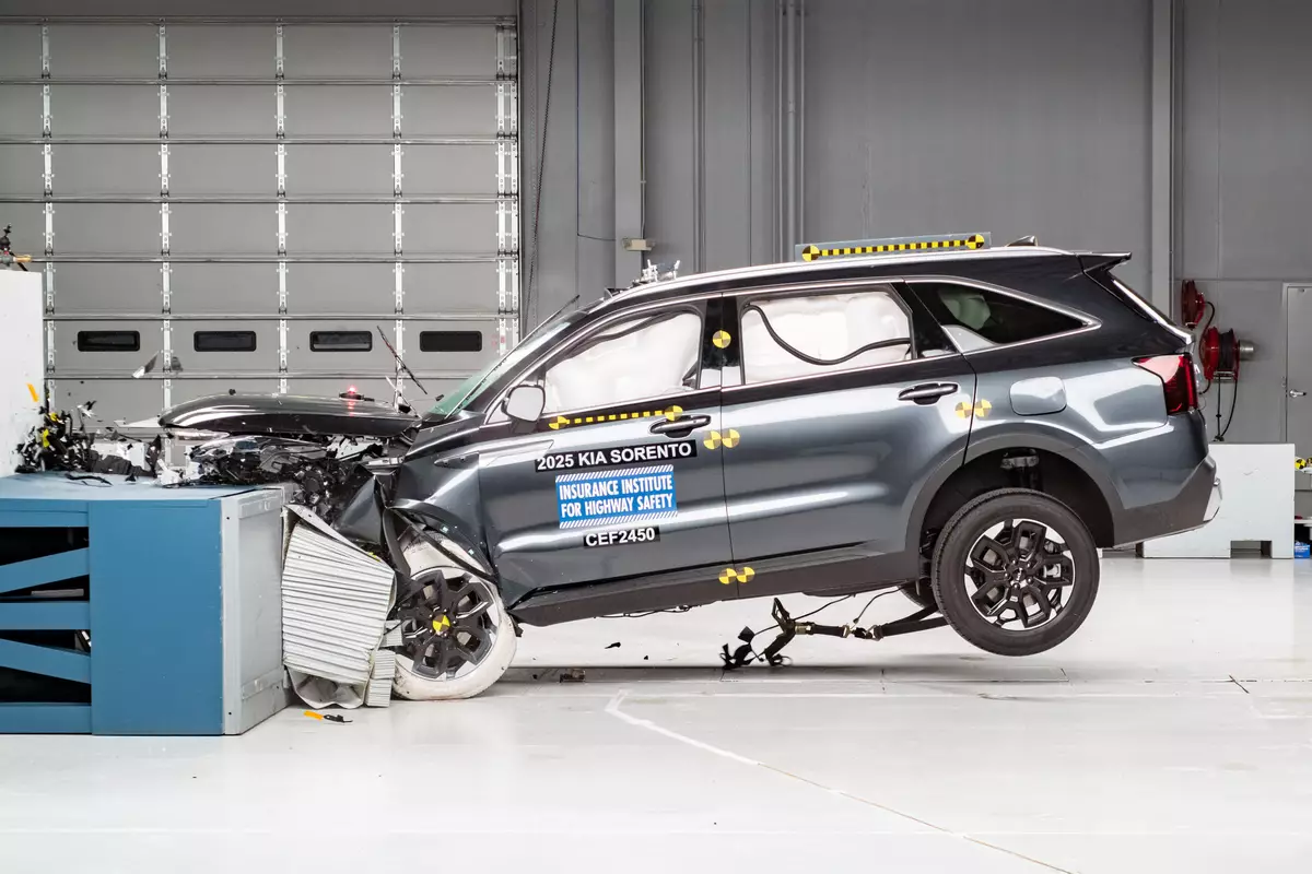 2025 Kia Sorento Named IIHS Top Safety Pick, Mixed Results in GrabBag