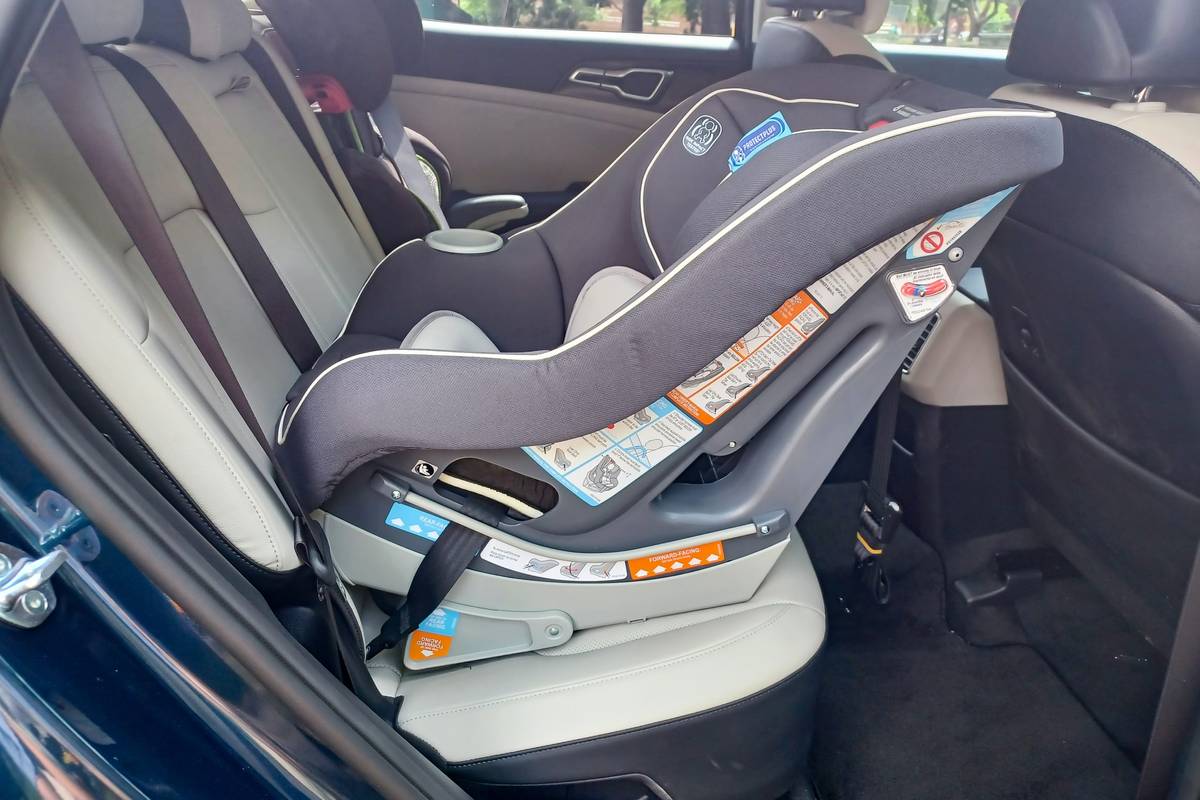 kia-sportage-hybrid-2023-02-car-seat-interior-backseat