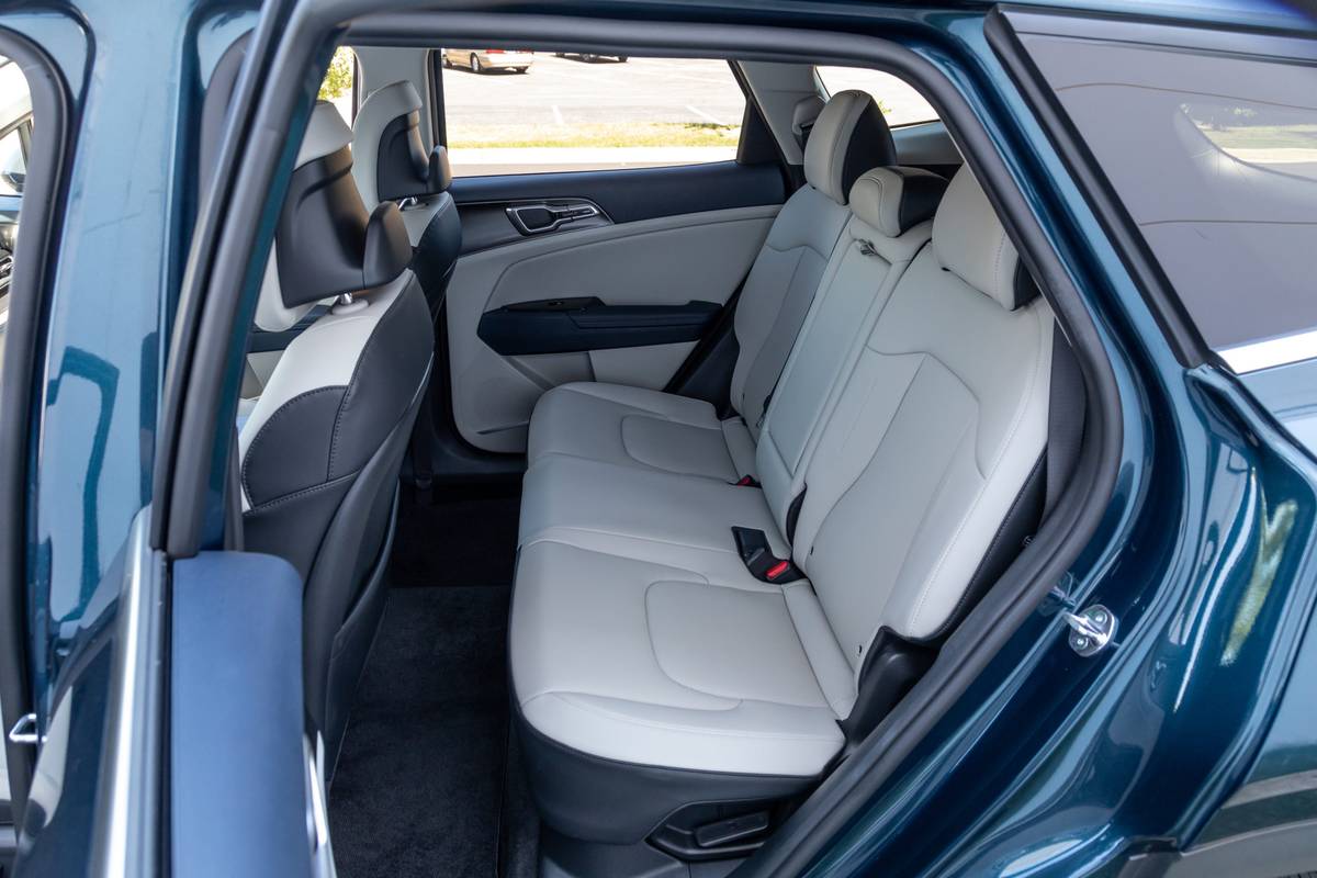 kia sportage hybrid 2023 44 interior backseat scaled jpg