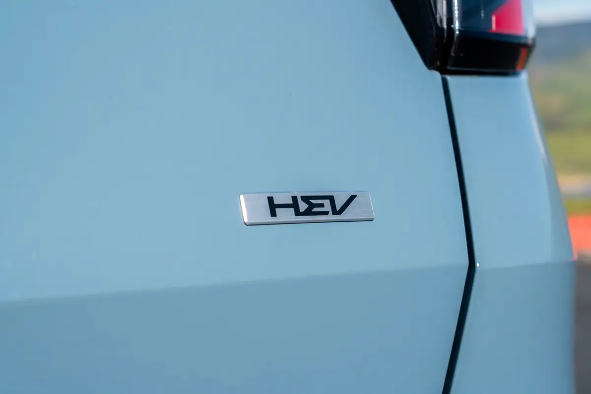 kia sportage hybrid sx prestige awd 2026 49 exterior badge detail 1 scaled jpg