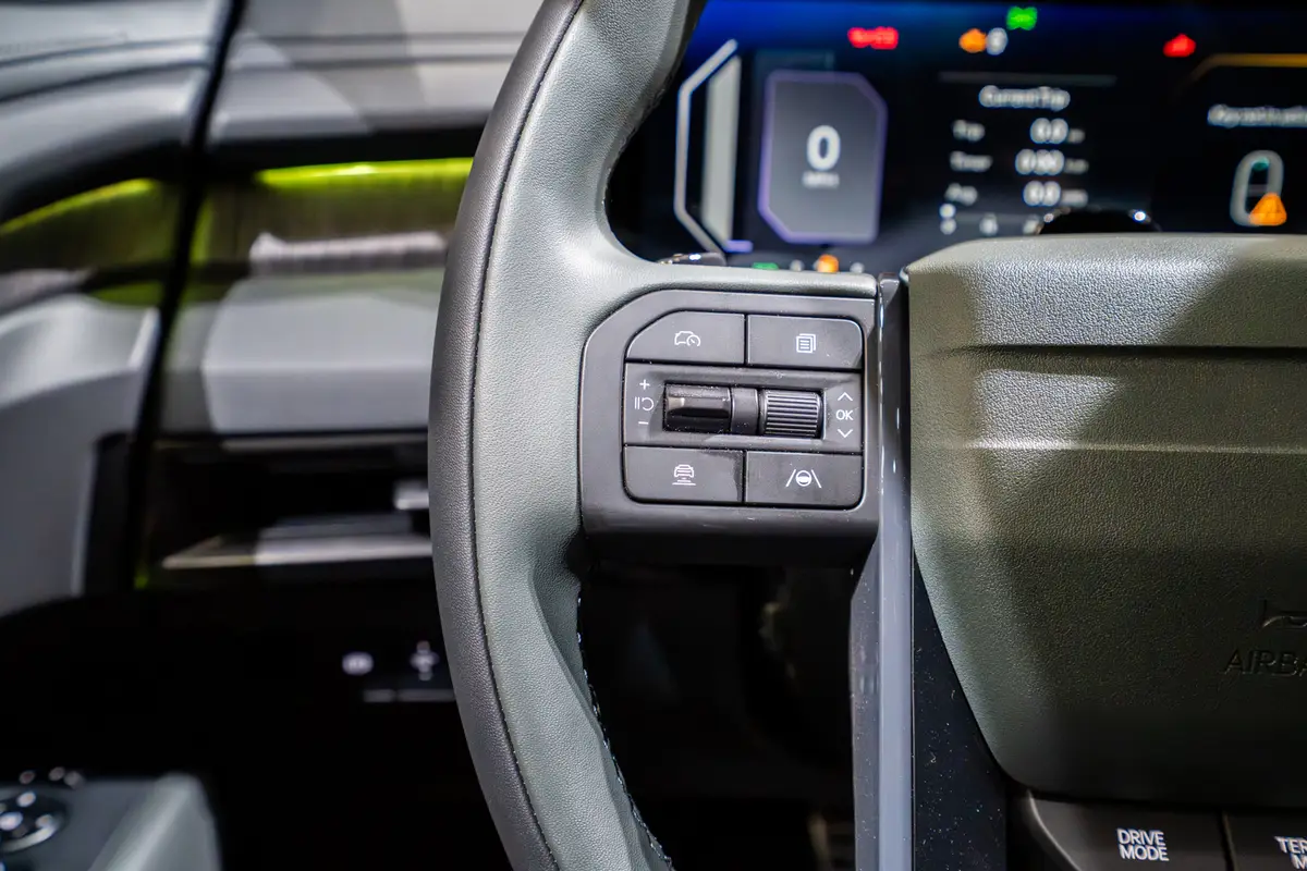 kia telluride 2027 07 interior steering wheel buttons jpg