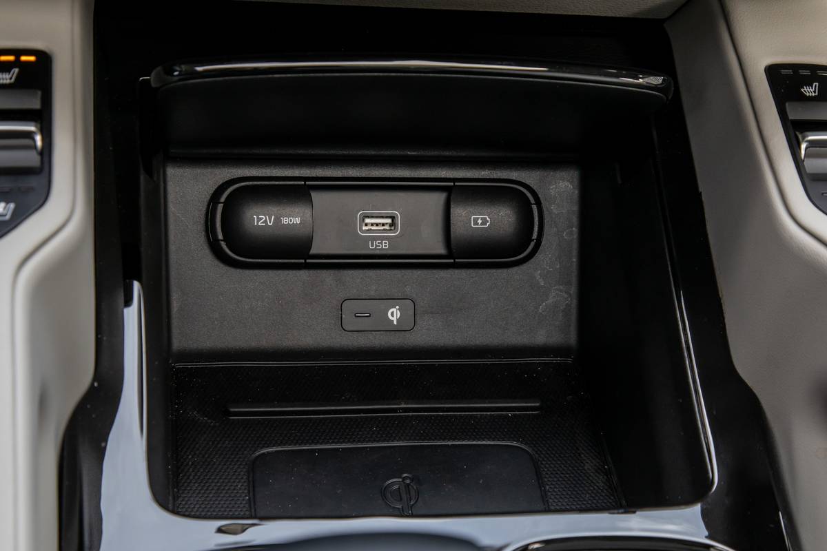 kia telluride sx awd 2020 37 center console front row interior outlet storage wireless charging jpg