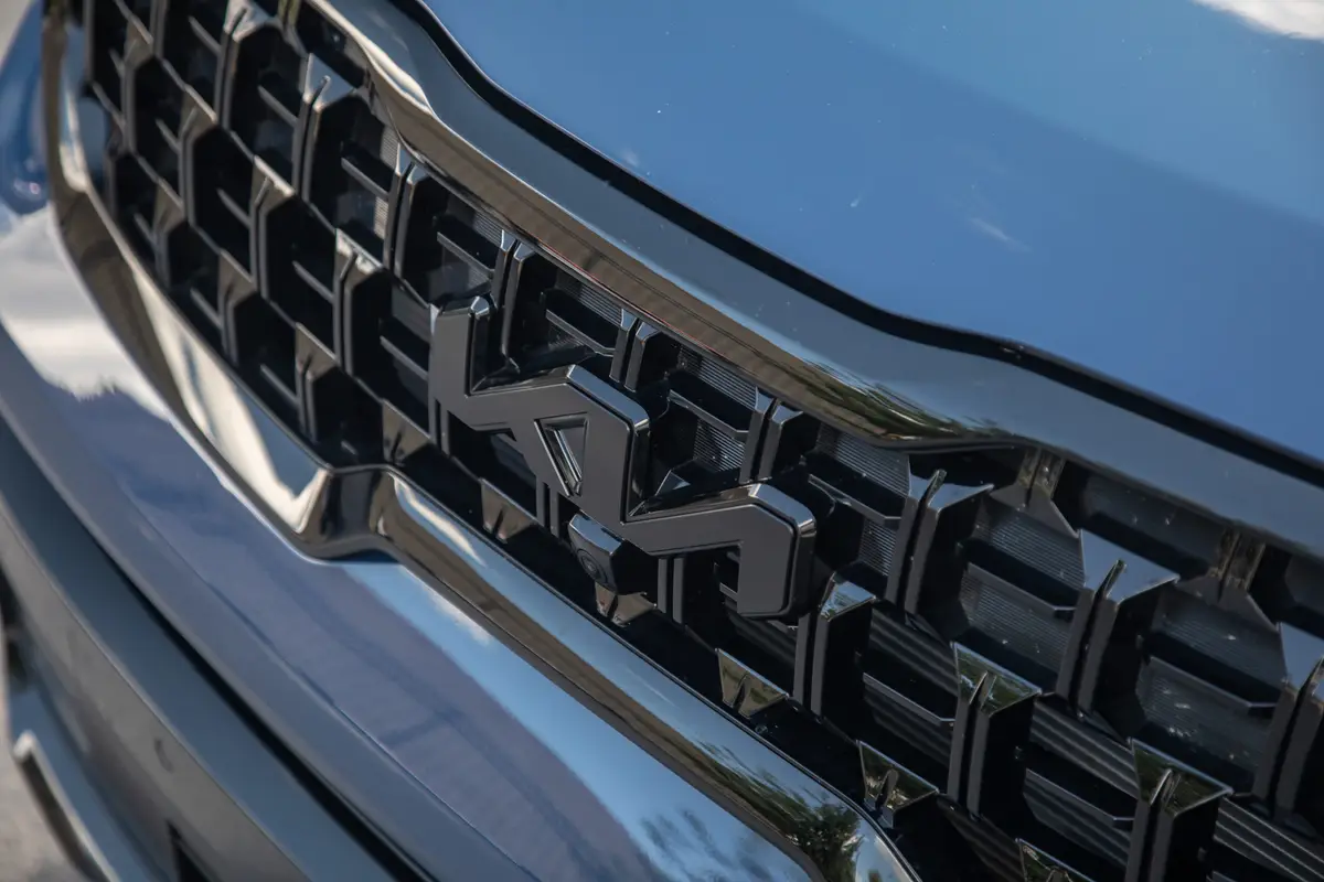 kia telluride sx prestige x pro 2025 04 exterior grille badge scaled jpg