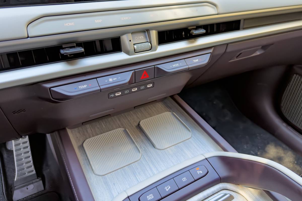 kia telluride turbo hybrid sx prestige 2027 25 interior charge pad jpg