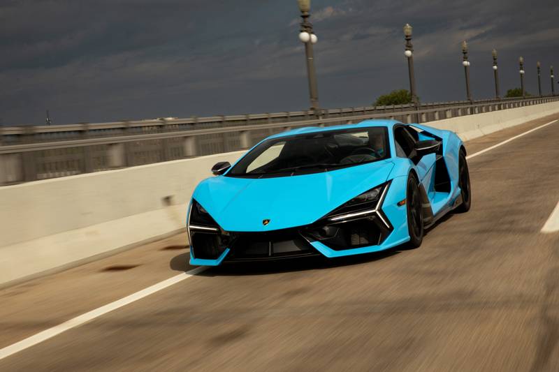 lamborghini-revuelto-2025-01-exterior-dynamic-front-angle
