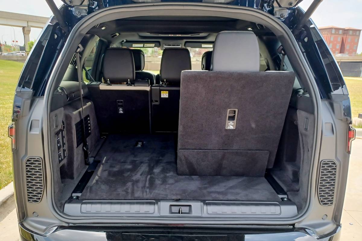 Land rover deals discovery cargo space