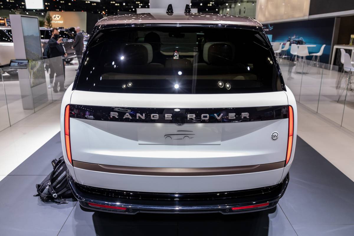land rover range rover 2022 008 badge exterior rear suv taillights white jpg