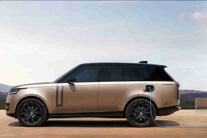 land-rover-range-rover-2022-06-bronze-charging-cable-exterior-profile-suv